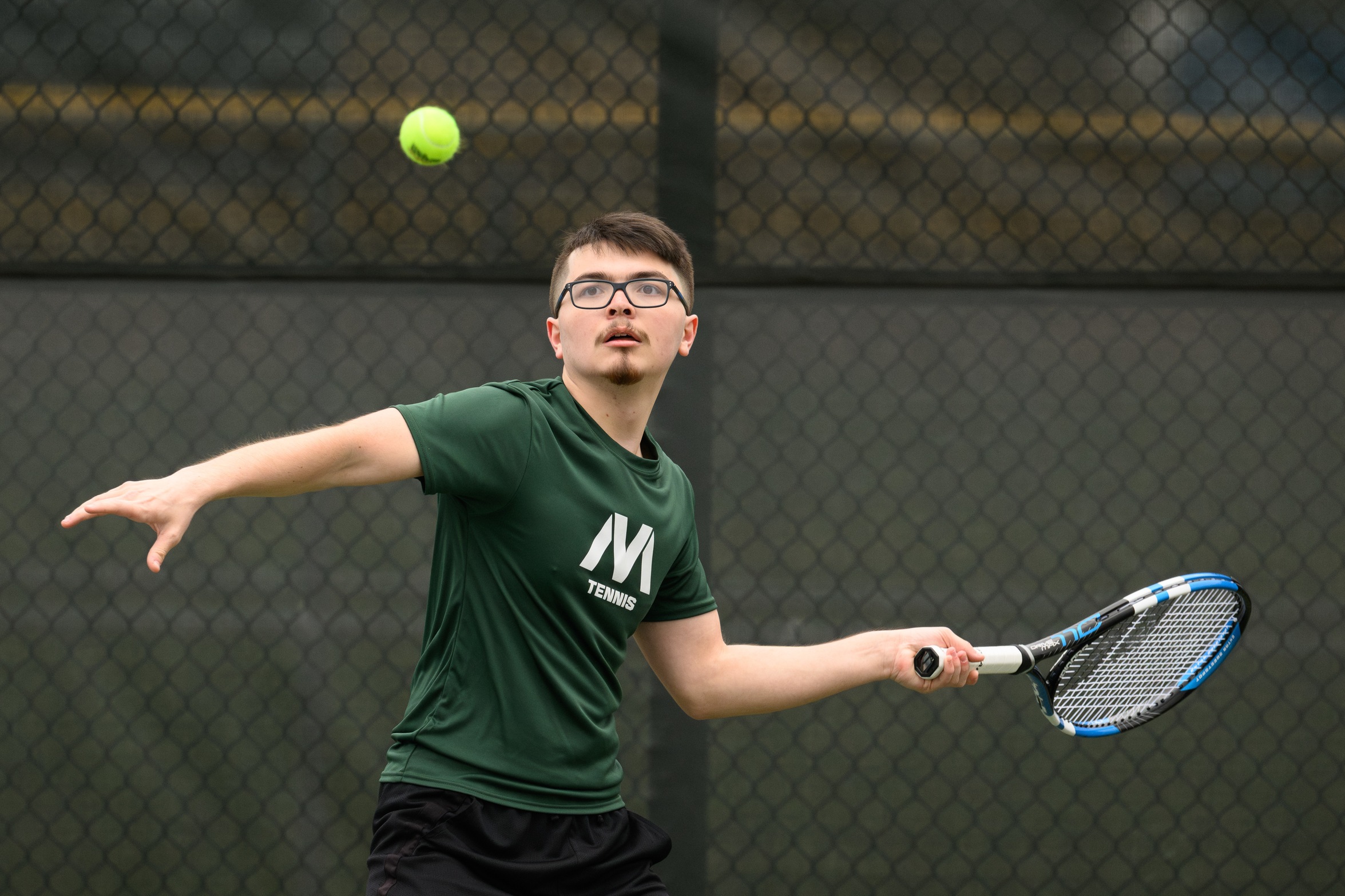 A Moraine Valley tennis player is about to hit the ball.